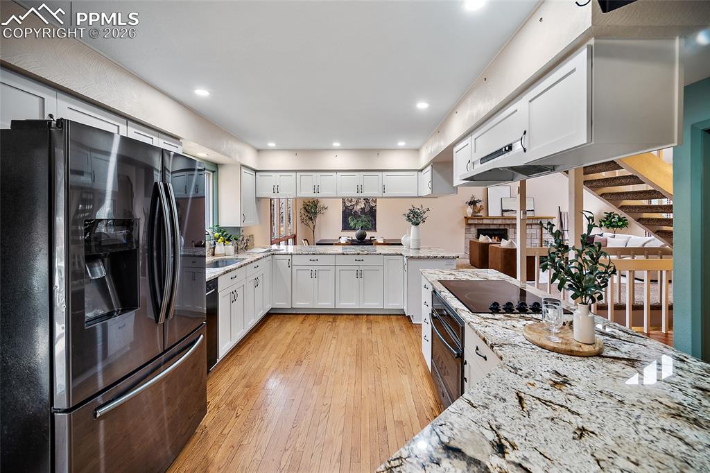 Image 15 of 50: Kitchen