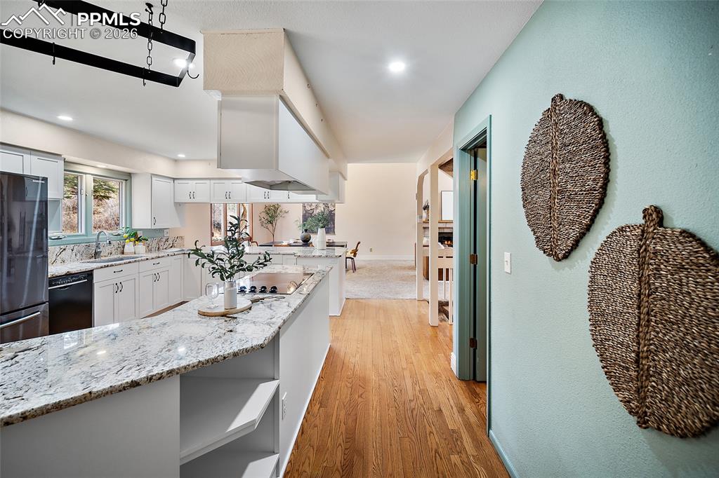 Image 16 of 50: Kitchen