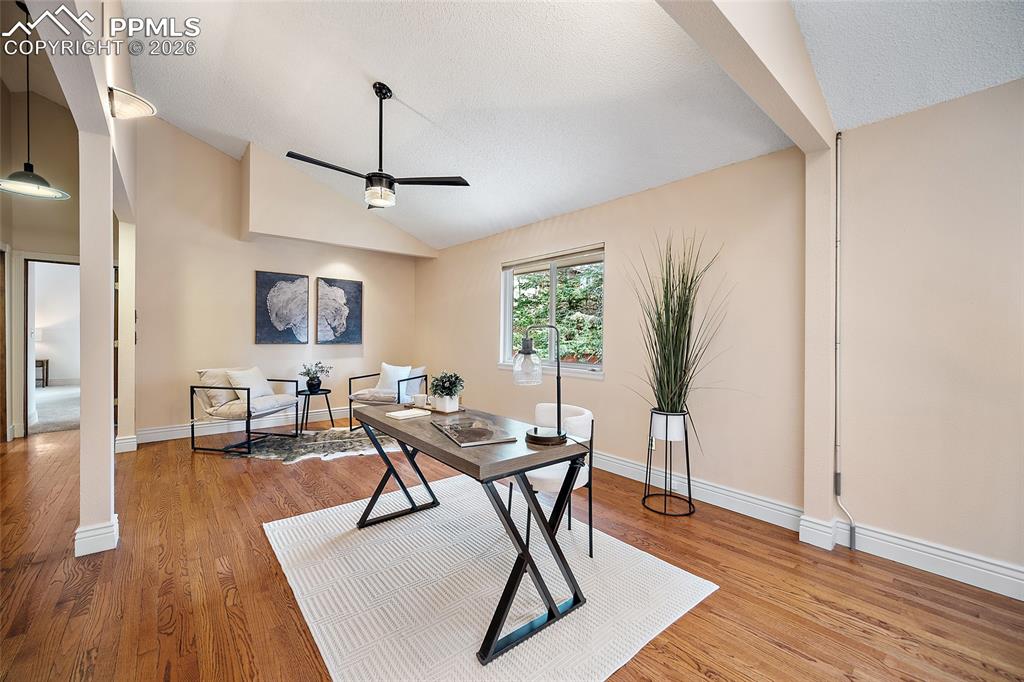 Image 20 of 50: Loft/office 2nd floor