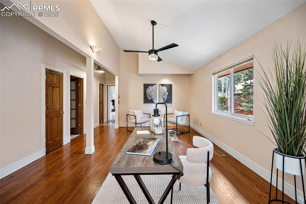 Image 21 of 50: Loft/Office