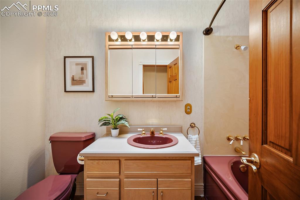 Image 31 of 50: Upstairs