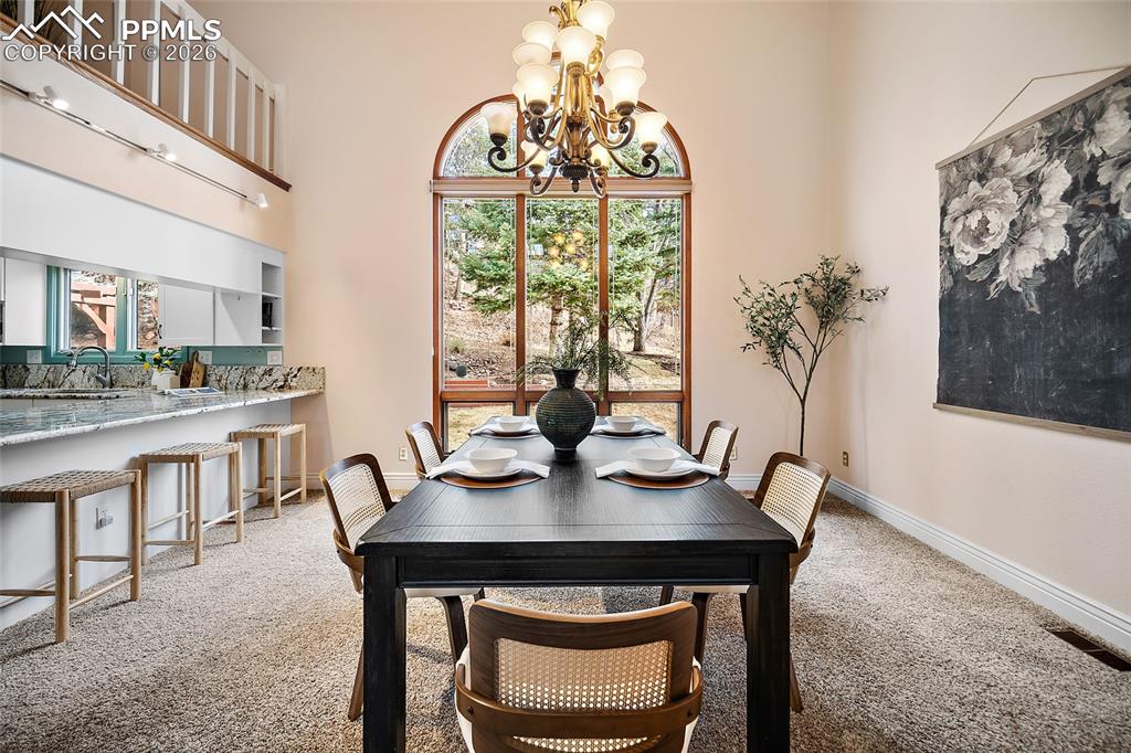 Image 7 of 50: Dining Area