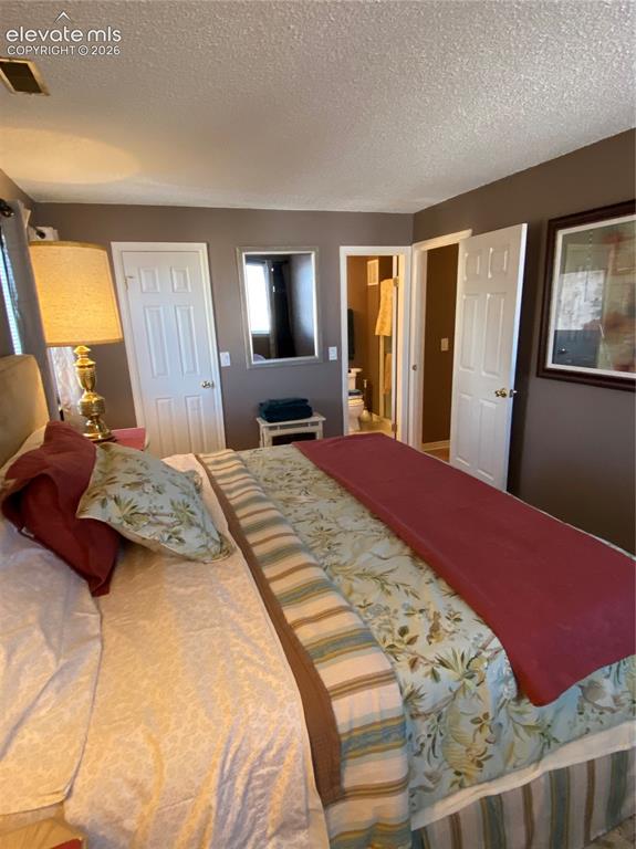 Image 16 of 36: Bedroom