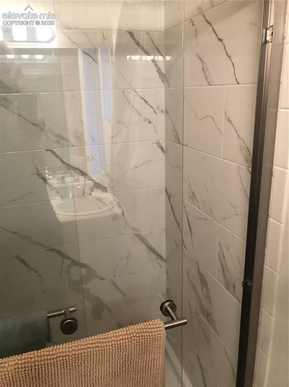 Image 18 of 36: Bathroom