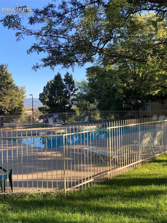 Image 30 of 36: Pool