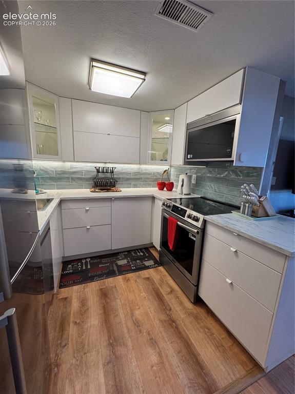 Image 9 of 36: Kitchen
