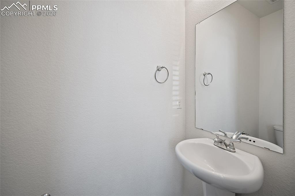 Image 16 of 44: Bathroom