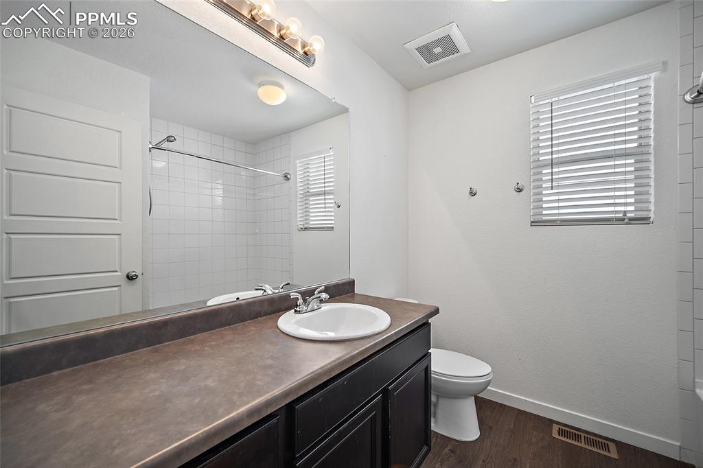 Image 19 of 44: Bathroom