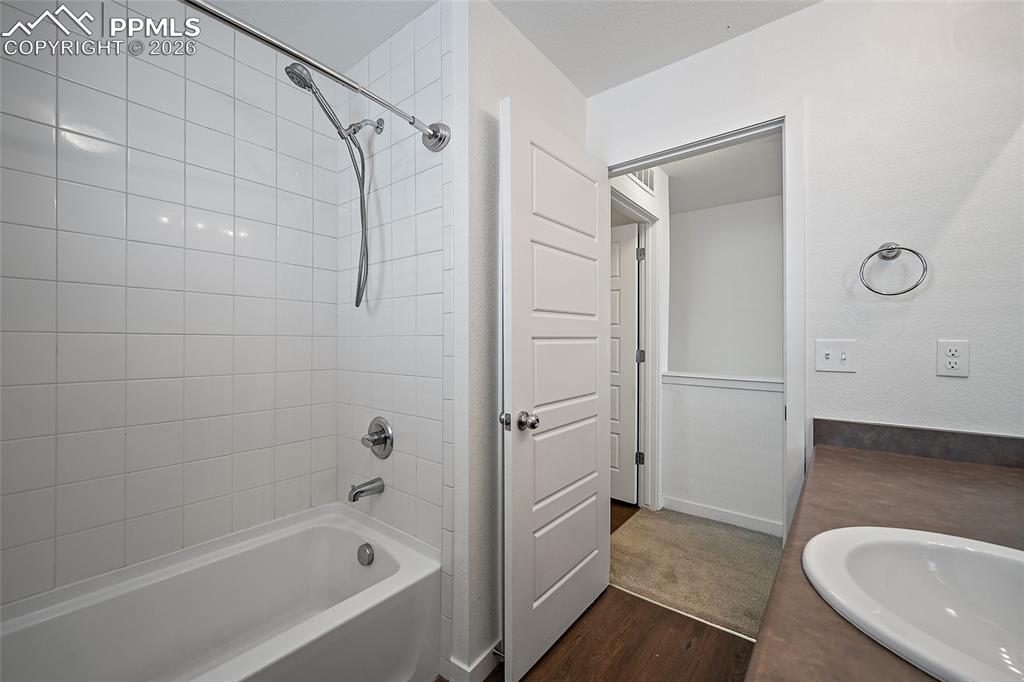 Image 20 of 44: Bathroom