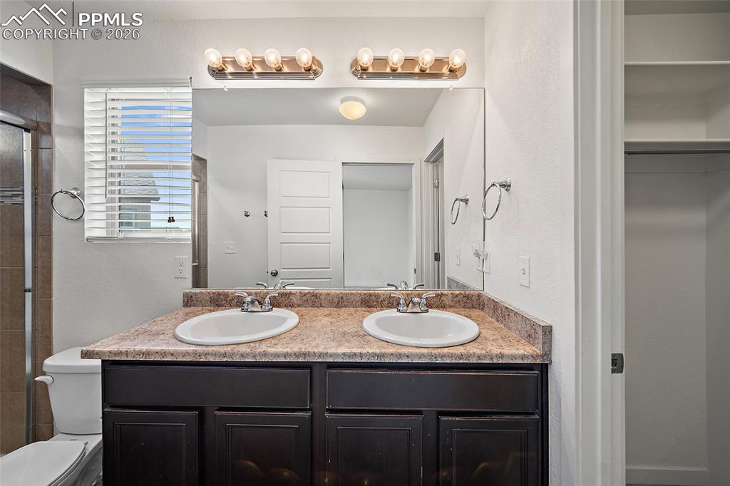 Image 28 of 44: Bathroom