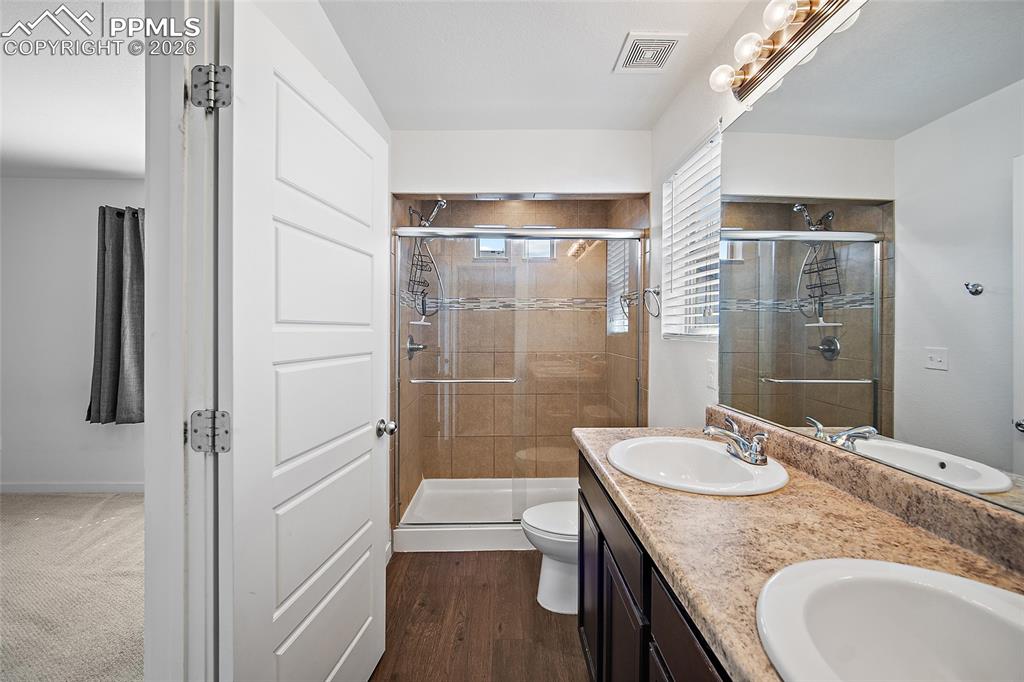 Image 29 of 44: Bathroom