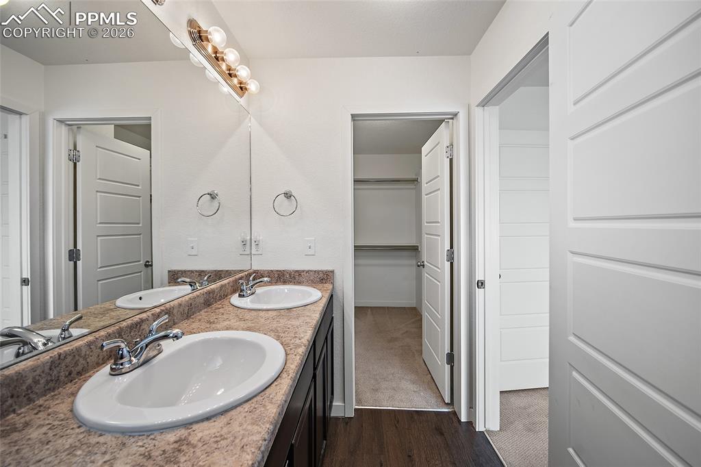 Image 30 of 44: Bathroom