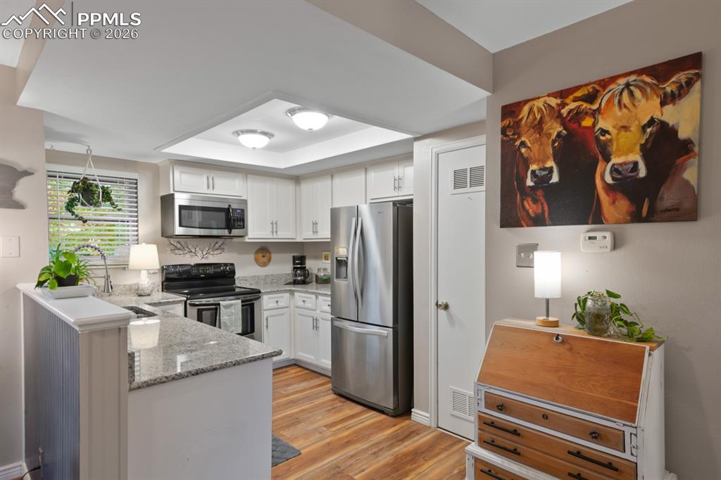 Image 10 of 30: Kitchen