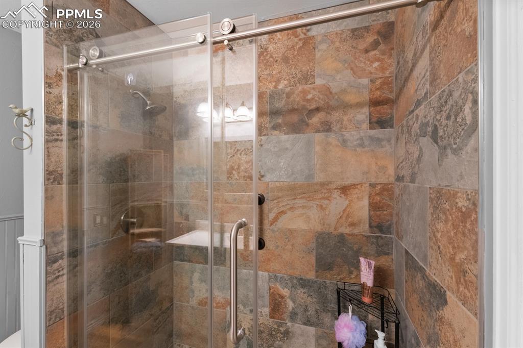 Image 18 of 30: Bathroom