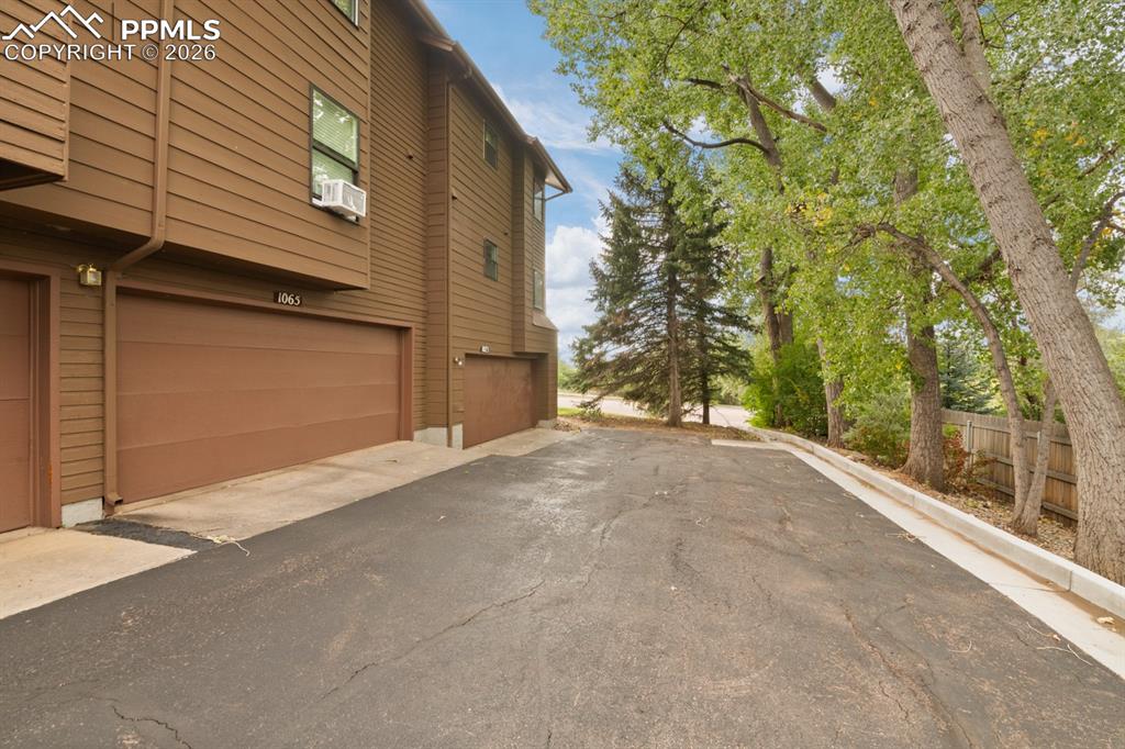 Image 28 of 30: Garage