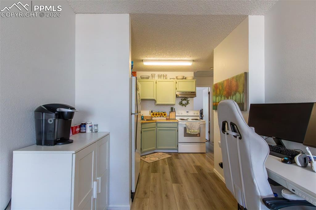 Image 10 of 22: Kitchen