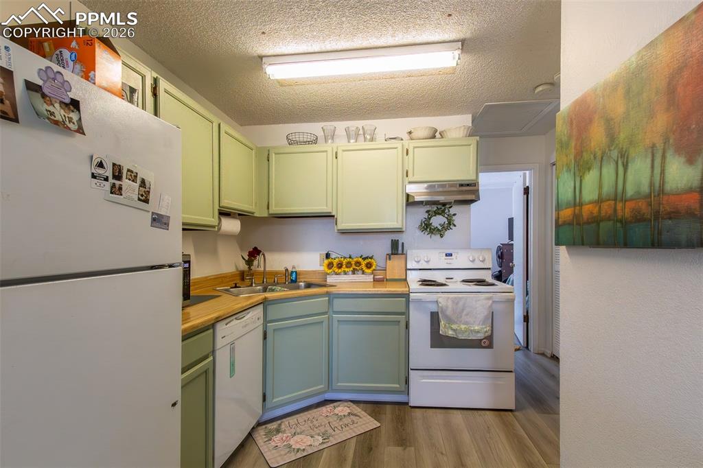 Image 11 of 22: Kitchen