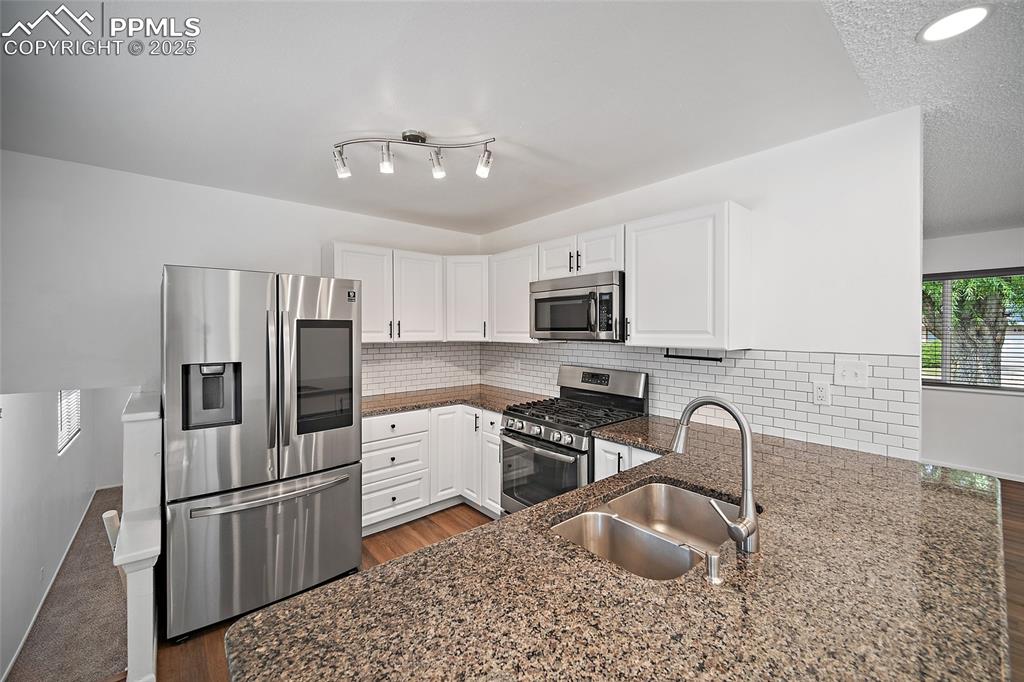 Image 10 of 47: Kitchen