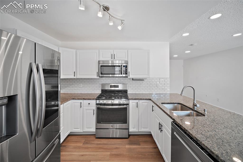 Image 11 of 47: Kitchen