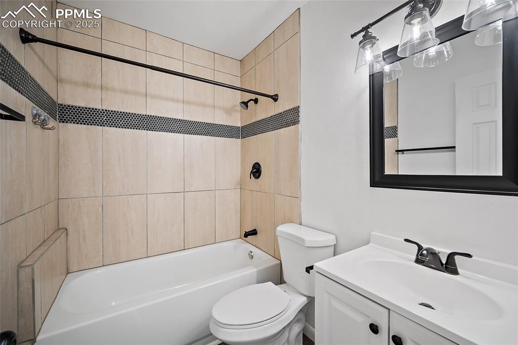 Image 21 of 47: Bathroom