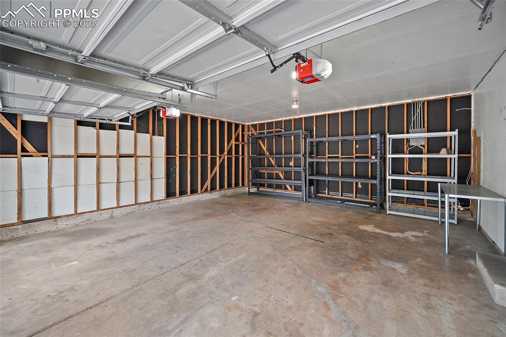 Image 25 of 47: Garage