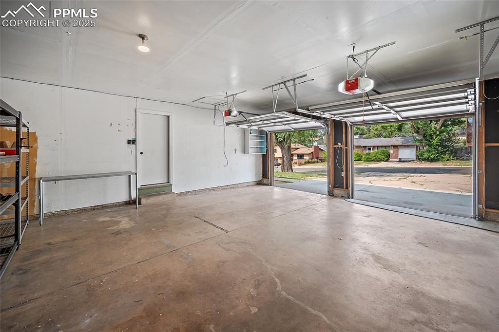 Image 26 of 47: Garage