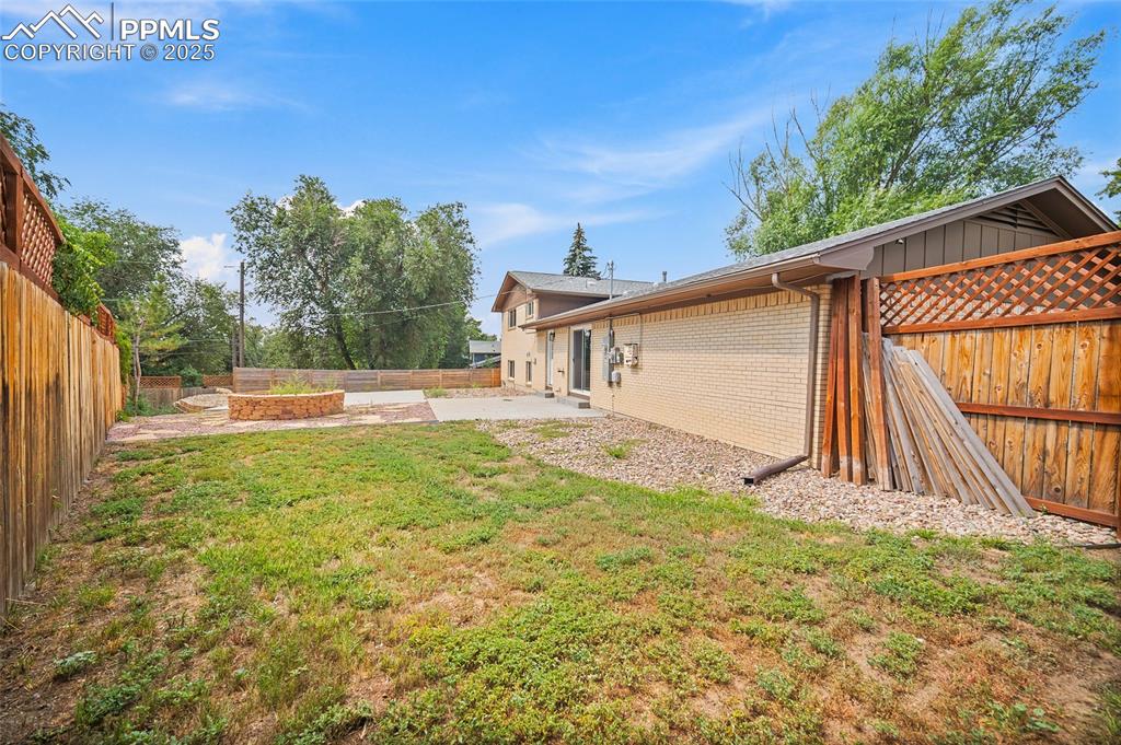 Image 28 of 47: Yard