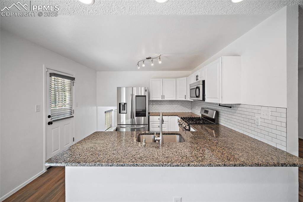 Image 9 of 47: Kitchen