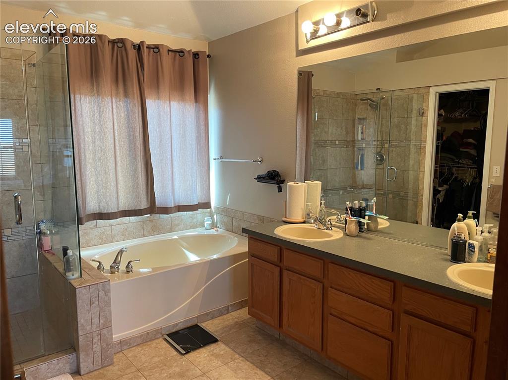 Image 10 of 16: Bathroom