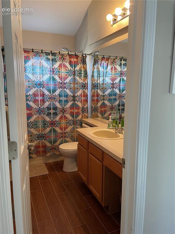 Image 12 of 16: Bathroom