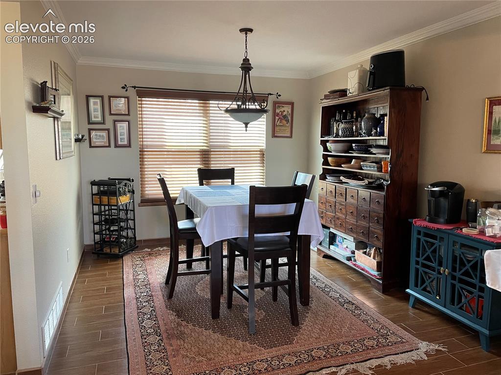 Image 3 of 16: Dining Area