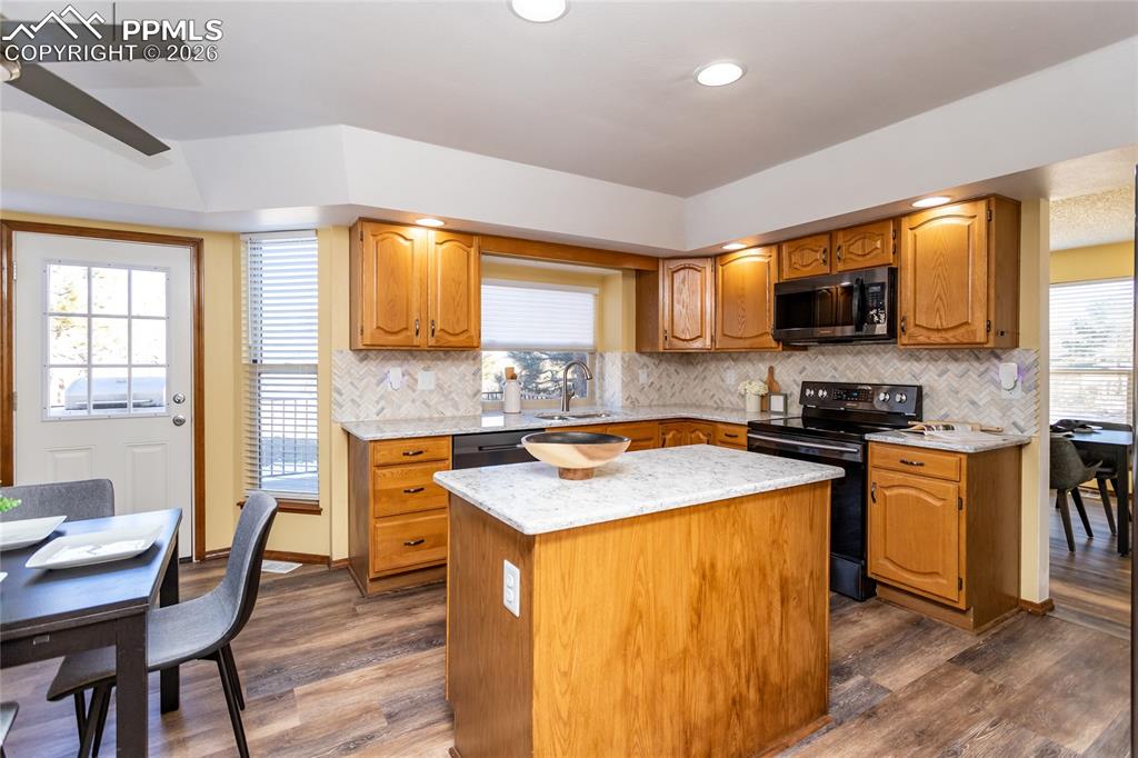 Image 9 of 45: Kitchen