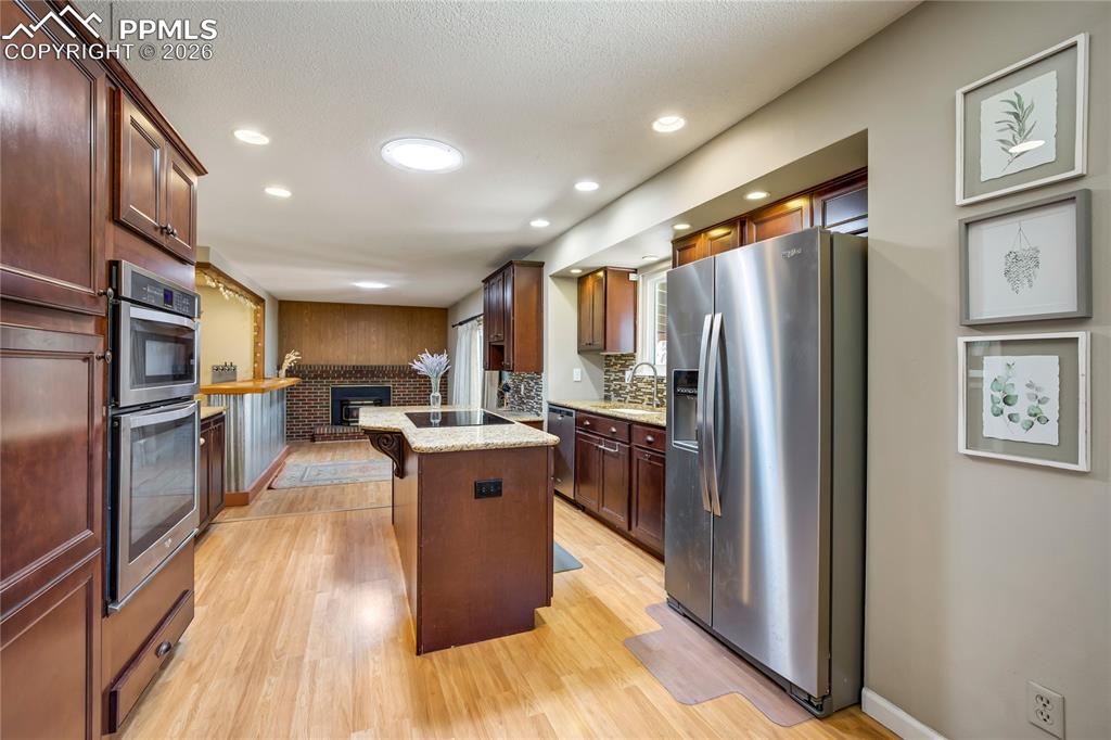 Image 10 of 50: Kitchen