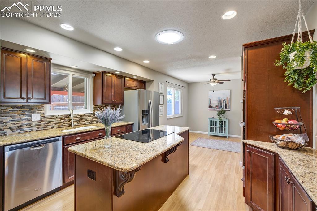 Image 11 of 50: Kitchen