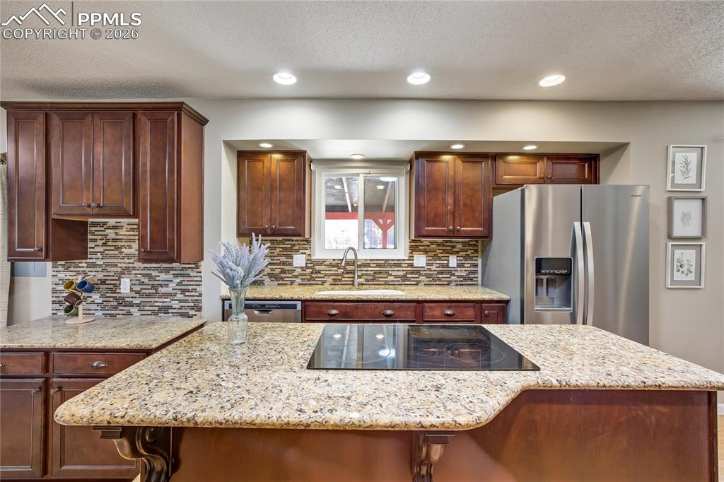 Image 12 of 50: Kitchen