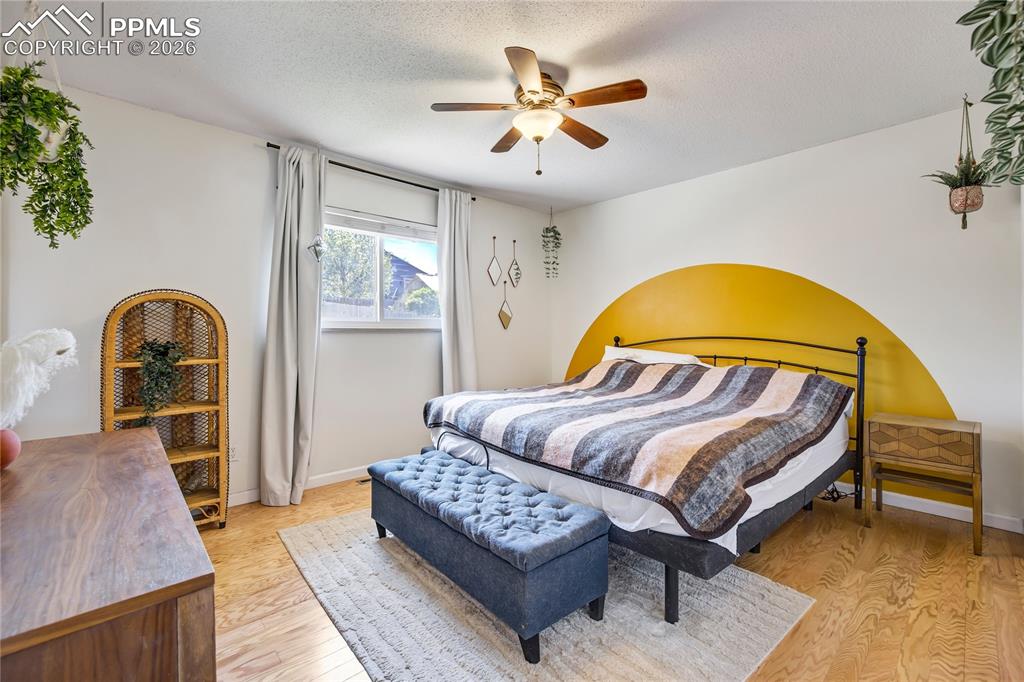 Image 19 of 50: Bedroom