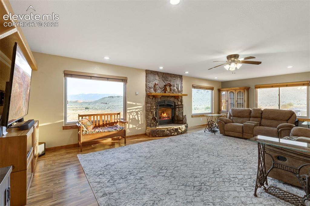 Image 17 of 45: Living Room
