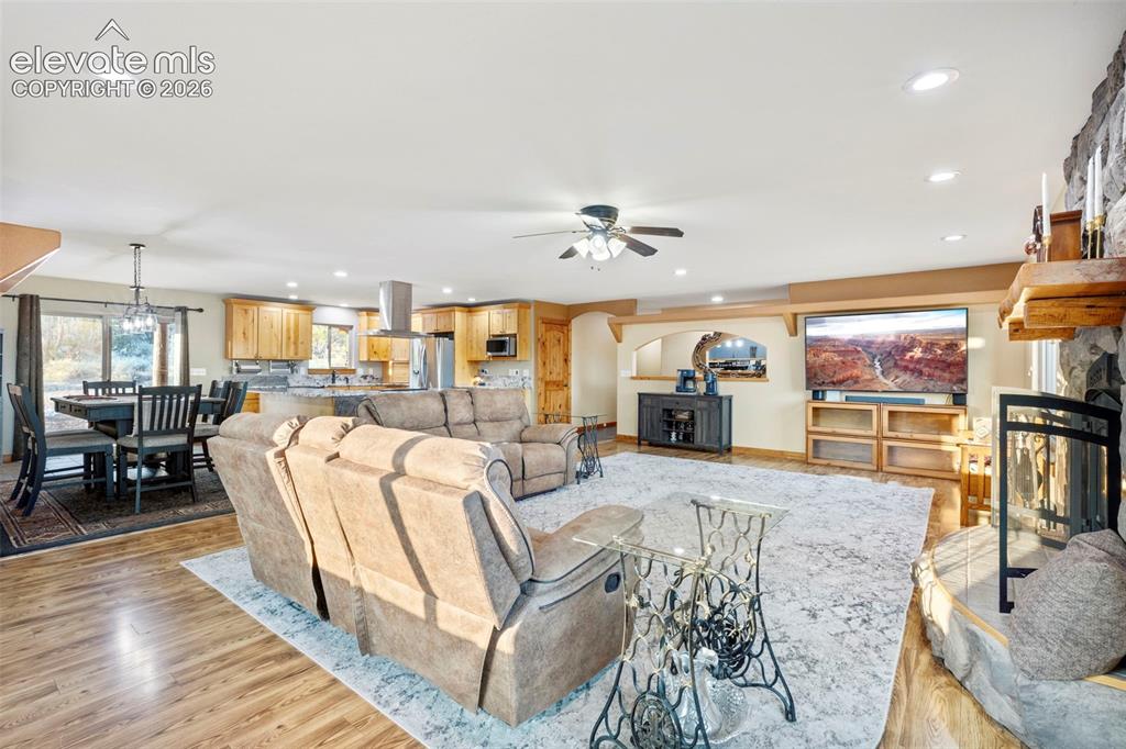 Image 18 of 45: Living Room