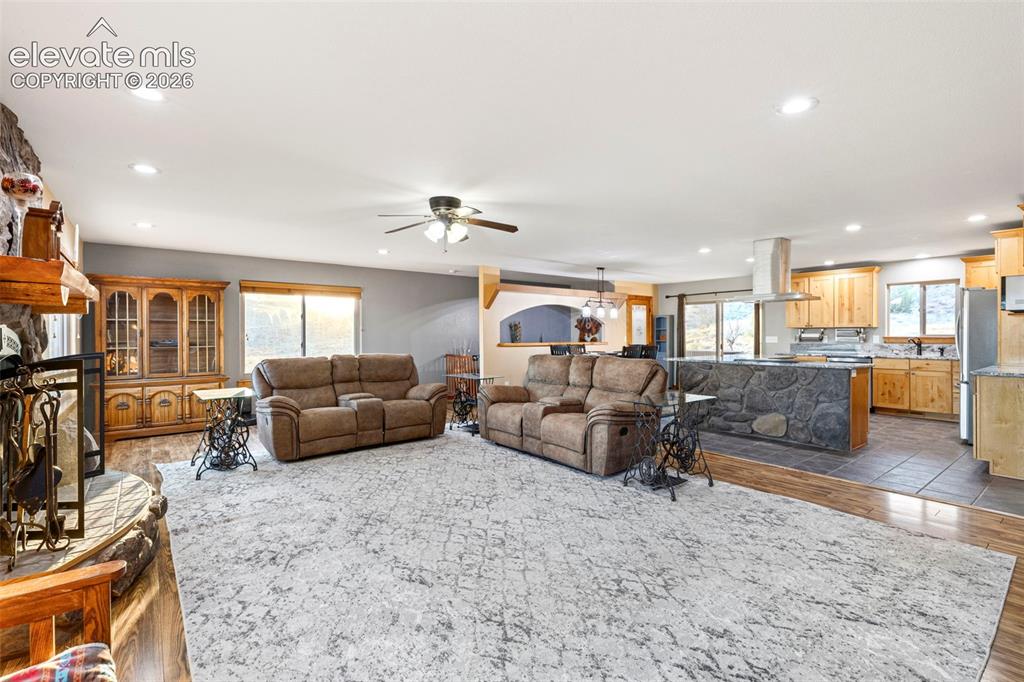 Image 19 of 45: Living Room