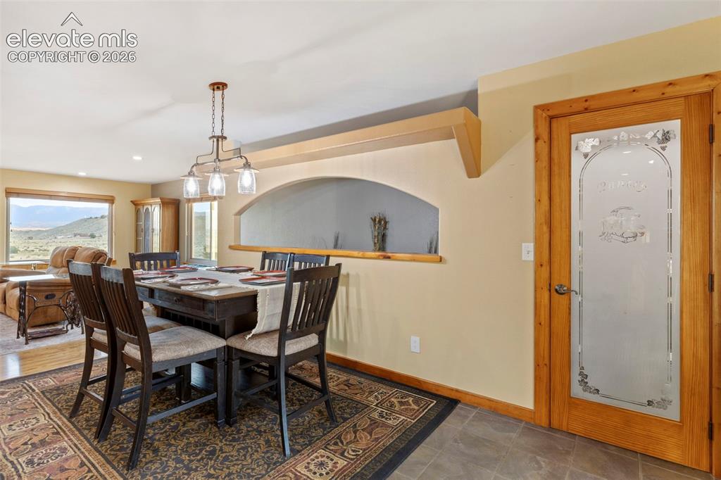 Image 21 of 45: Dining Area