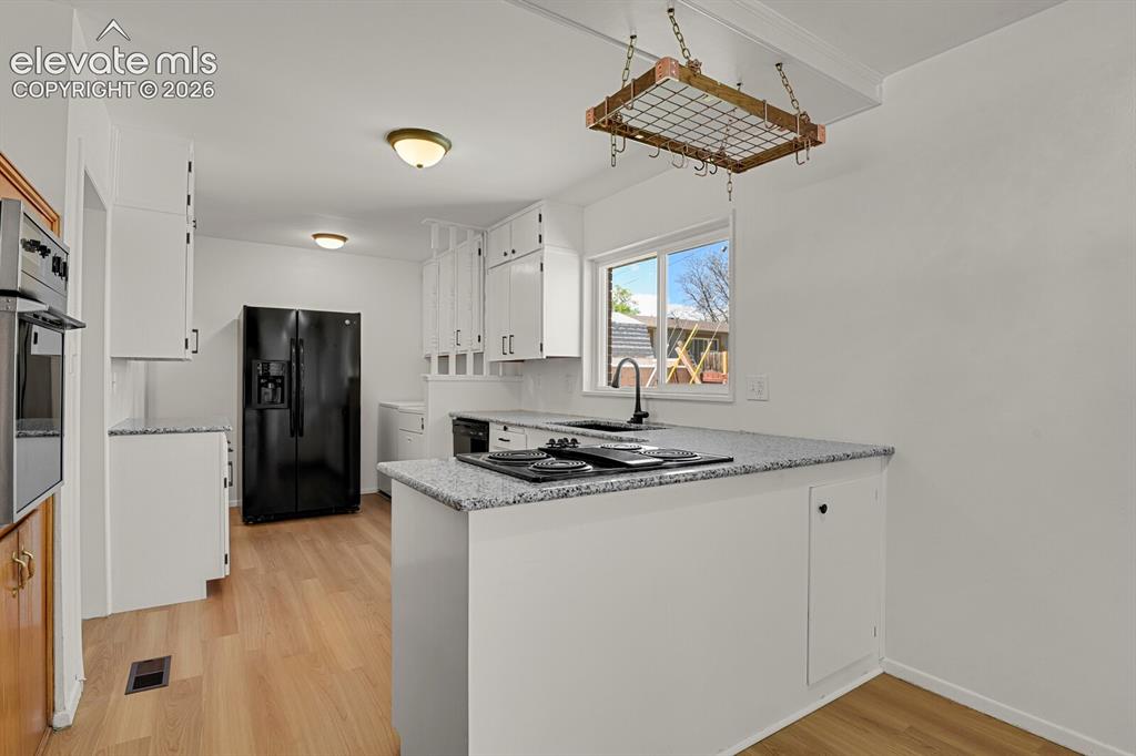 Image 12 of 45: Kitchen