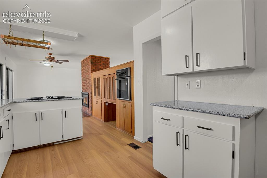 Image 14 of 45: Kitchen