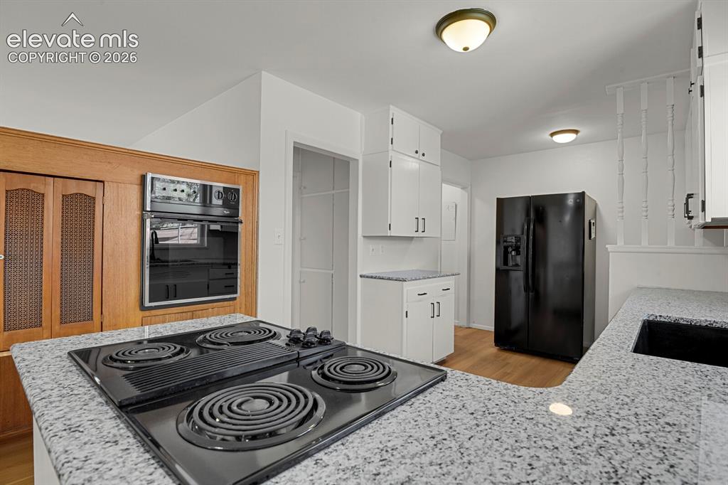 Image 17 of 45: Kitchen