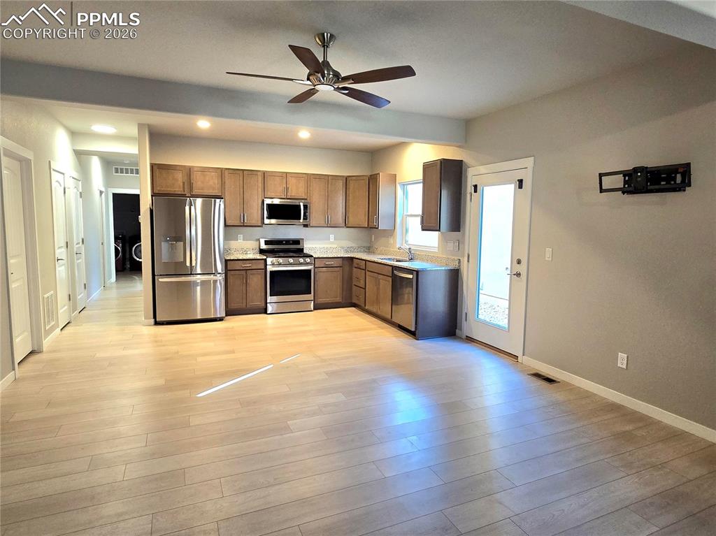 Image 4 of 17: Kitchen