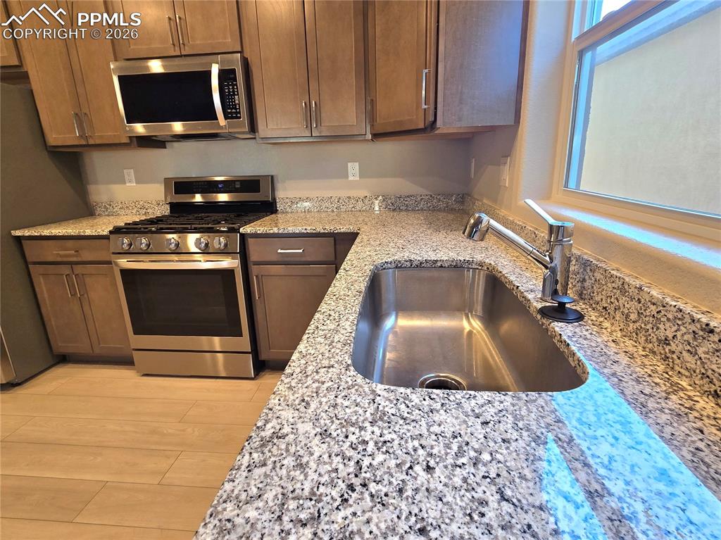 Image 5 of 17: Kitchen