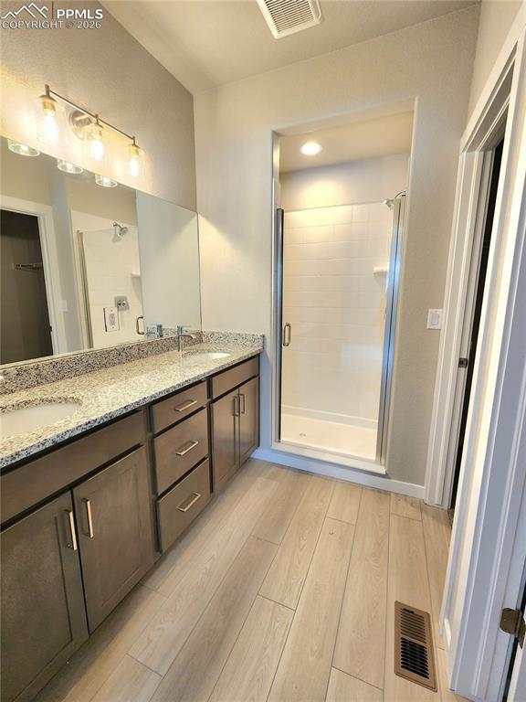 Image 8 of 17: Bathroom