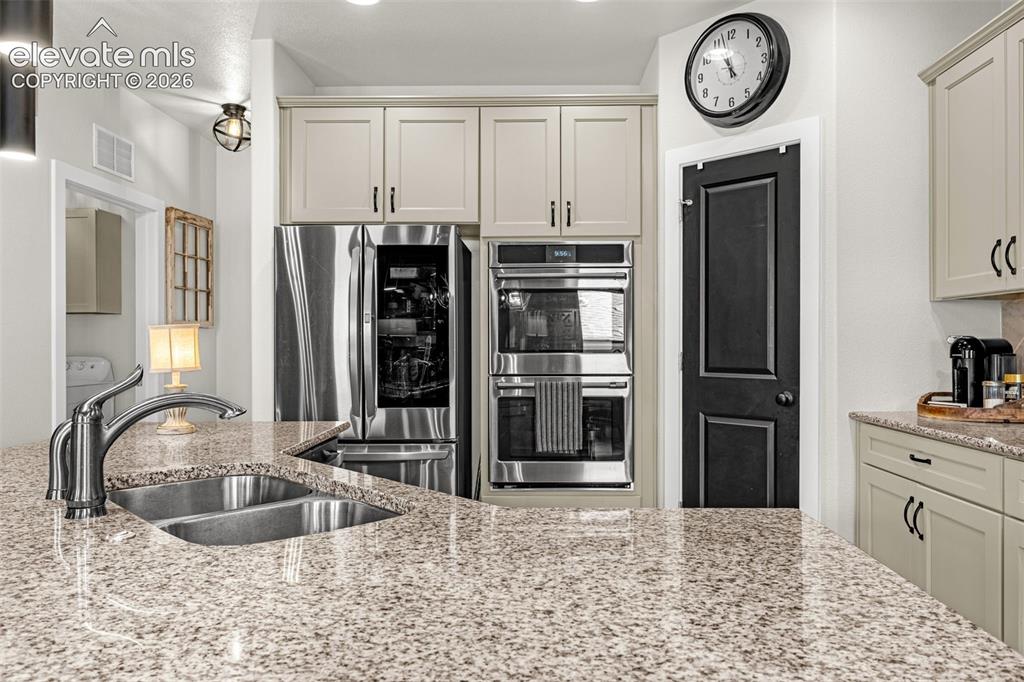 Image 10 of 44: Kitchen