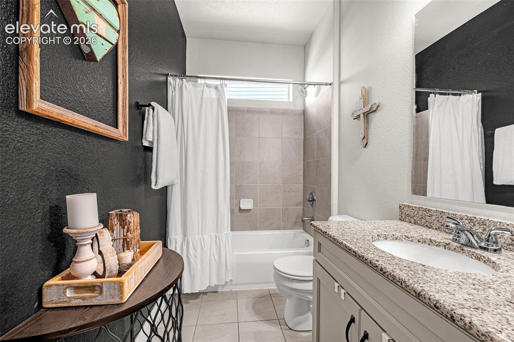 Image 16 of 44: Bathroom