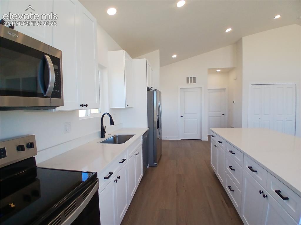 Image 13 of 23: Kitchen