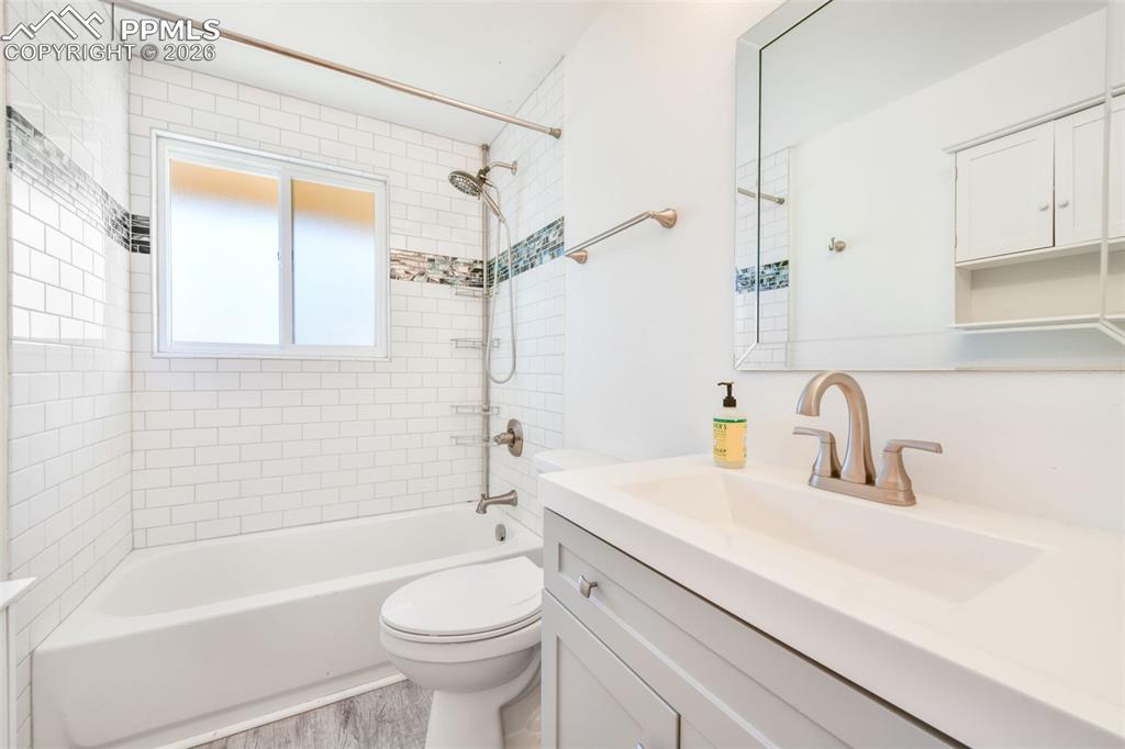 Image 16 of 50: Bathroom